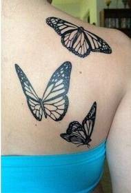 Обеспечить картину татуировки бабочки лопатки