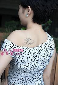 Grožio mažas šviežias lotoso pečių tatuiruotės paveikslėlis