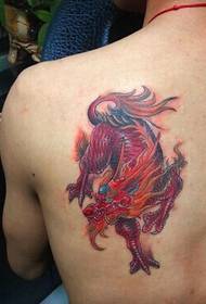 Zgodna zgodna tetovaža jednorog na ramenu