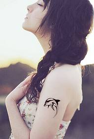 Immagine del tatuaggio del delfino super elegante spalla sorella straniera