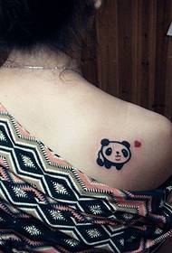 Leuke en mooie kleine panda tattoo foto foto op de schouder