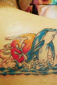 Ragazza sexy spalle belle stampe di tatuaggi di delfini di culore