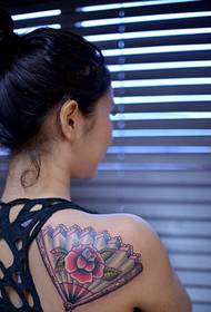 Jenters skuldre, mote, flinke tatoveringsbilder av fanen