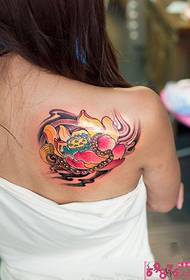 Traditionele lotus achter schouder tattoo foto