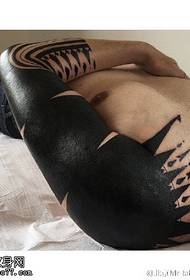 Mtundu wakuda wa totem tattoo paphewa