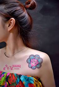 Immagine tatuaggio spalla diamante rosa moda