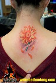 Плече помаранчевий малюнок татуювання хризантеми