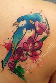 Bir omuz rengi çiçek ve kuş dövme desen resmi