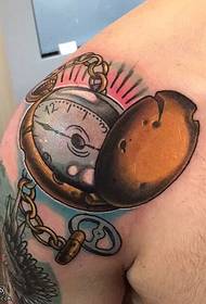 Слика за тетоважа со компас во боја на рамената