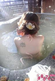 뷰티 백 어깨 아름다운 연꽃 문신 사진
