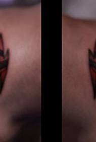 Skulder venstre og høyre ut tatoveringsmønster av fjærpilen