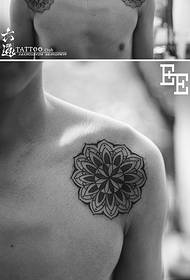 Dua bunga kembar pola geometris kesombongan tato di bahu