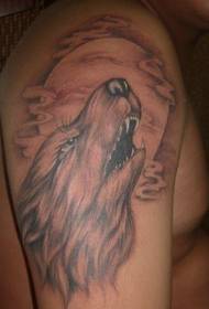 狼啸对月肩部图案纹身图片