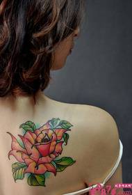 Foto di bellezza profumata spalla rosa tatuaggio