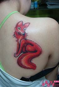 Duftande axelröd räv tatuerad bild