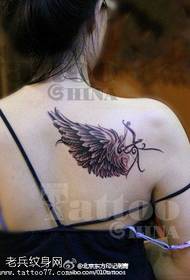 Kecantikan kembali pola tato sayap yang indah