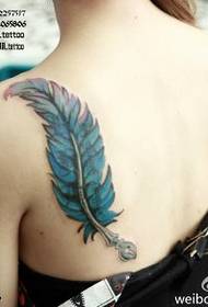 Modello tatuaggio piuma semplice e bella