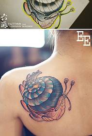 Piccolo modello di tatuaggio lumaca bidimensionale fresco strisciante blu