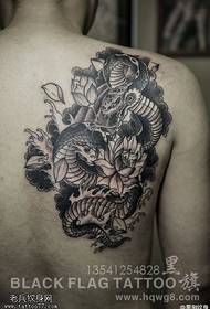 Un clásico patrón de tatuaje de tatuaje de serpiente de espejo plateado