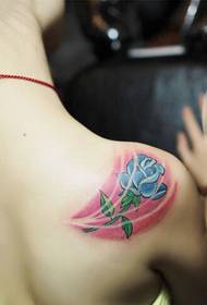 Όμορφη ώμους όμορφη αναζητούν μπλε εικόνα τατουάζ αυξήθηκε