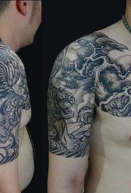 Imagen dominante del tatuaje del tigre del mantón del mantón