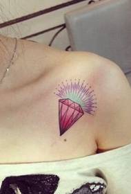 Szép kis gyémánt tetoválás kép a lány válláról
