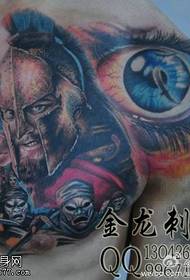 Spalla realistica occhio onnisciente più motivo a tatuaggio da cavaliere