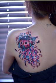 Bella e bella immagine del modello del tatuaggio delle meduse sul retro della ragazza
