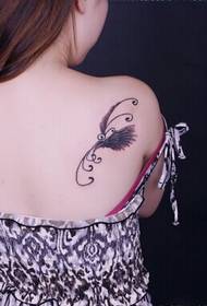 美麗的女孩肩膀美麗的翅膀花藤紋身圖片圖片