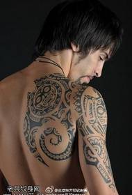 Home que domina un patrón de tatuaxe de estilo clásico xaponés