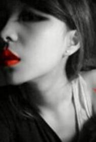 90 붉은 입술 아름다움 어깨 우아한 붉은 깃털 문신 사진
