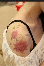 Слика модних женских рамена прелепа лепа цветна тетоважа цвета