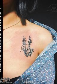 Modello di tatuaggio testa di cervo sulla spalla