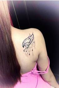 Immagine del tatuaggio della spalla della bella ragazza