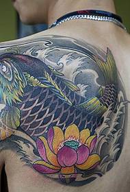 Ķīniešu lotosa karpas aizmugures pleca dominējošais tetovējuma attēls