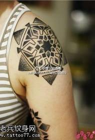 Modello classico di tatuaggio totem alla vaniglia