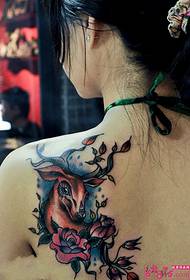 Immagine di tatuaggio di cervi e fiori di spalla colore della spalla