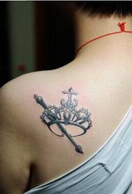 Immagine del tatuaggio della corona fresca della spalla della ragazza