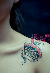 Immagine di tatuaggio di ventaglio di piume creativo profumato sulla spalla