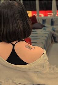 Totem scorpione spalla ragazza
