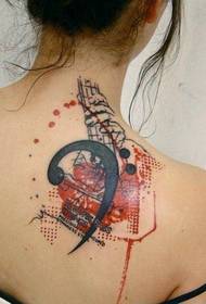 Слика узорка тетоваже женског рамена у посебном стилу