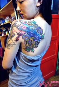Vajza me ngjyra të shpatullave të tatuazheve lule krijuese