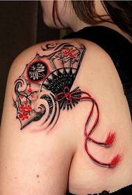 Pola bahu perempuan yang indah kipas tato untuk menikmati gambar