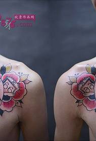 Piccola immagine fresca del tatuaggio della spalla del fiore del bambino
