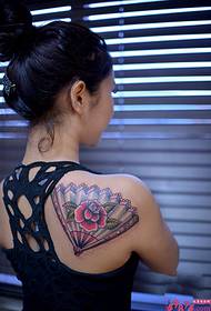 „Rose fan“ merginos pečių tatuiruotės nuotrauka