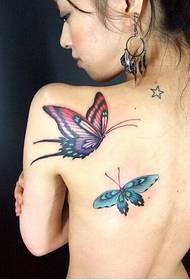 Gadis cantik bahu gambar bunga kupu-kupu tato seksi yang indah