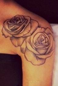 Sexy incantevole tatuaggio femminile sulla spalla posteriore