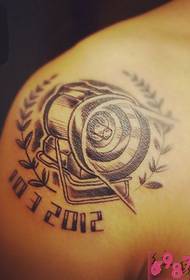 ပခုံးအင်ဂျင် tattoo ရုပ်ပုံလွှာ