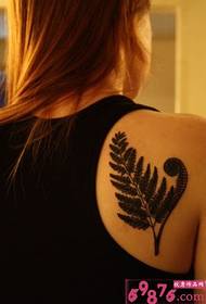 De rugschouders van het meisje hebben alleen prachtige tattoo-afbeeldingen van grasblad