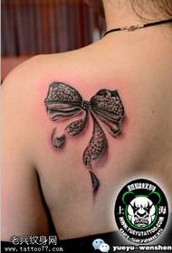 Realistiese vlinder-tatoeëringspatroon